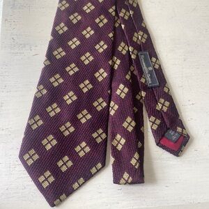 Ermenigildo Zegna Mens 100% Silk Tie Necktie Burgundy w/gold diamonds Italy